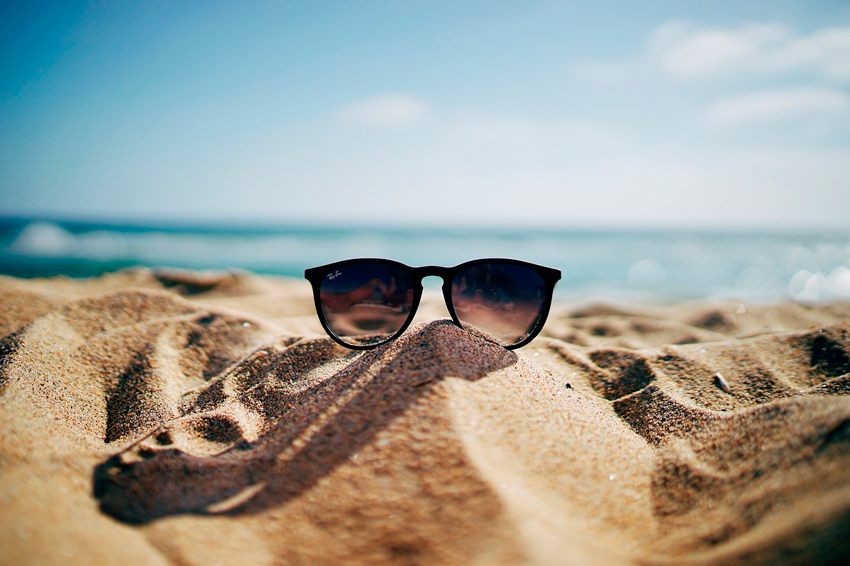 gafas de sol en la playa